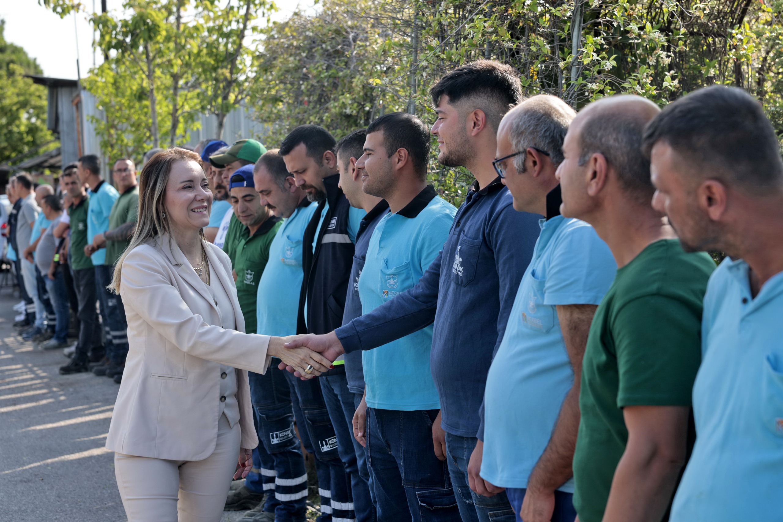Kurban Bayramı öncesi, gelenek olduğu üzere belediye çalışanlarını hizmet birimlerinde