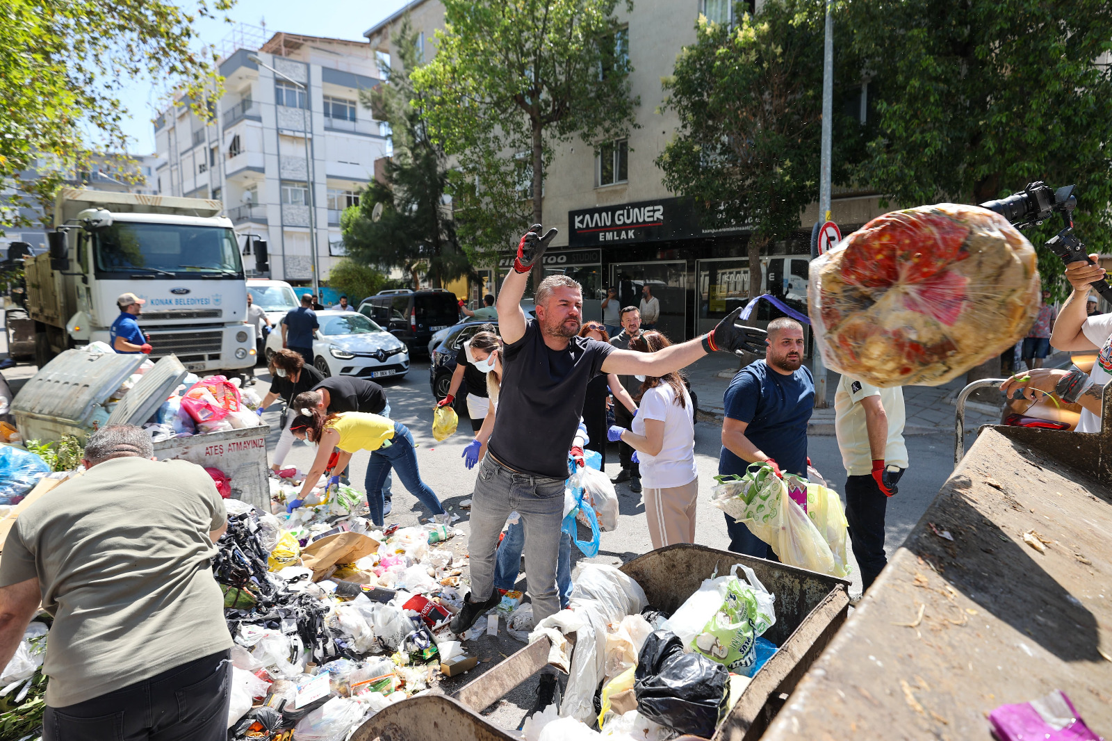 Buca Belediyesi’nde işçilerin iş bırakma eyleminin beşinci gününde sahaya inerek