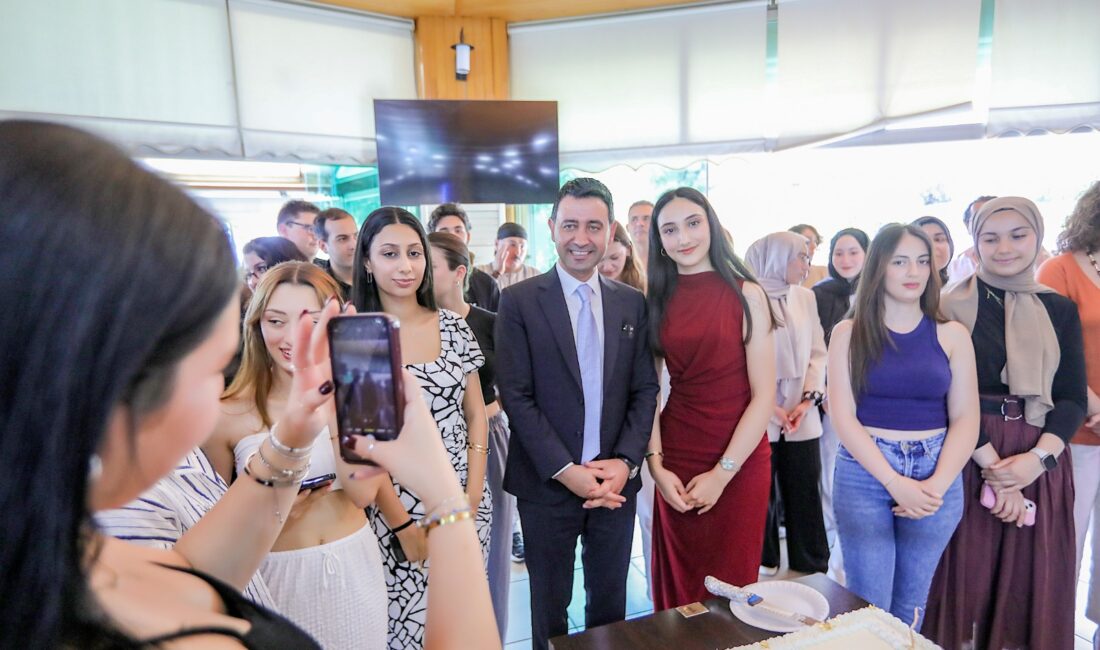 Bayraklı Belediye Başkanı İrfan Önal, Yükseköğretim Kurumları Sınavı (YKS) öncesi,