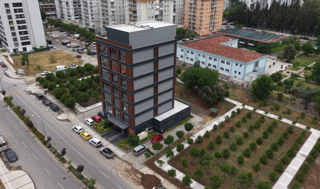 Bayraklı Belediyesi, ilçe genelinde park çalışmalarını hız kesmeden sürdürüyor. Bu