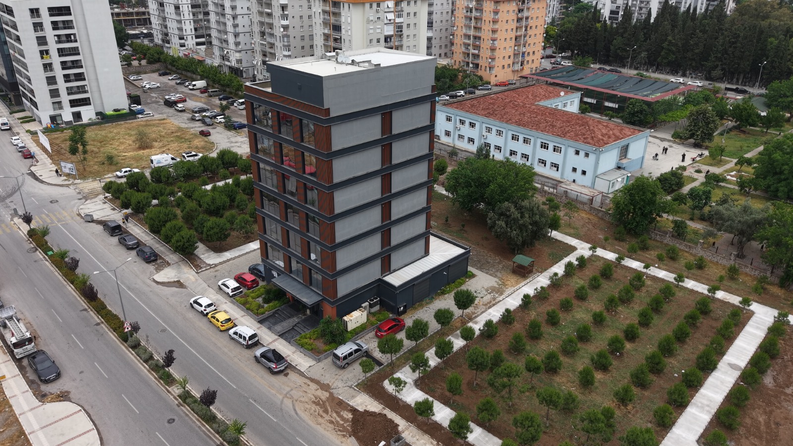 Bayraklı Belediyesi, ilçe genelinde park çalışmalarını hız kesmeden sürdürüyor. Bu