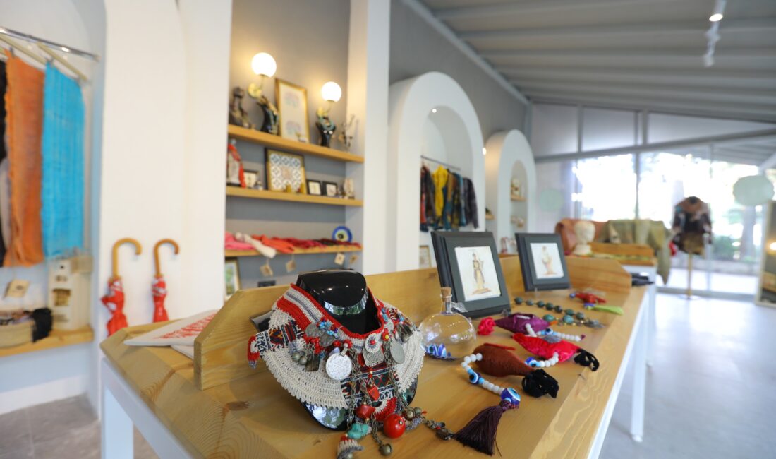 Efes Selçuk’taki Efesium Hediyelik Eşya Dükkânı, kadınların özgün tasarımlarını turistlerle