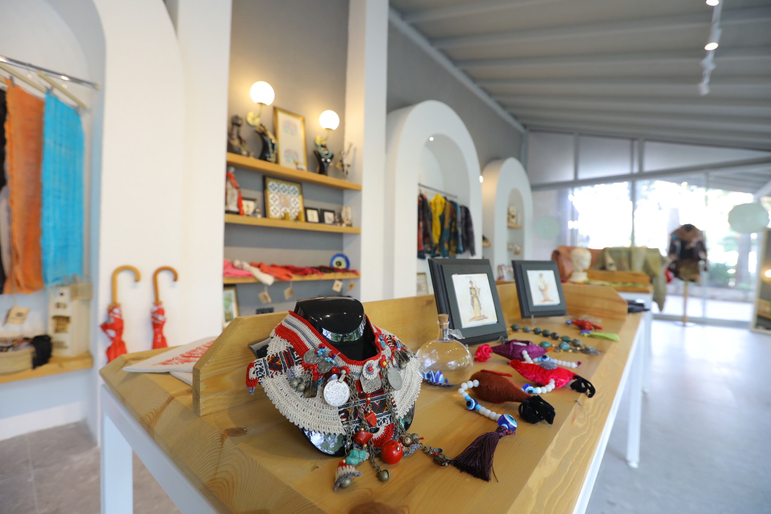 Efes Selçuk’taki Efesium Hediyelik Eşya Dükkânı, kadınların özgün tasarımlarını turistlerle