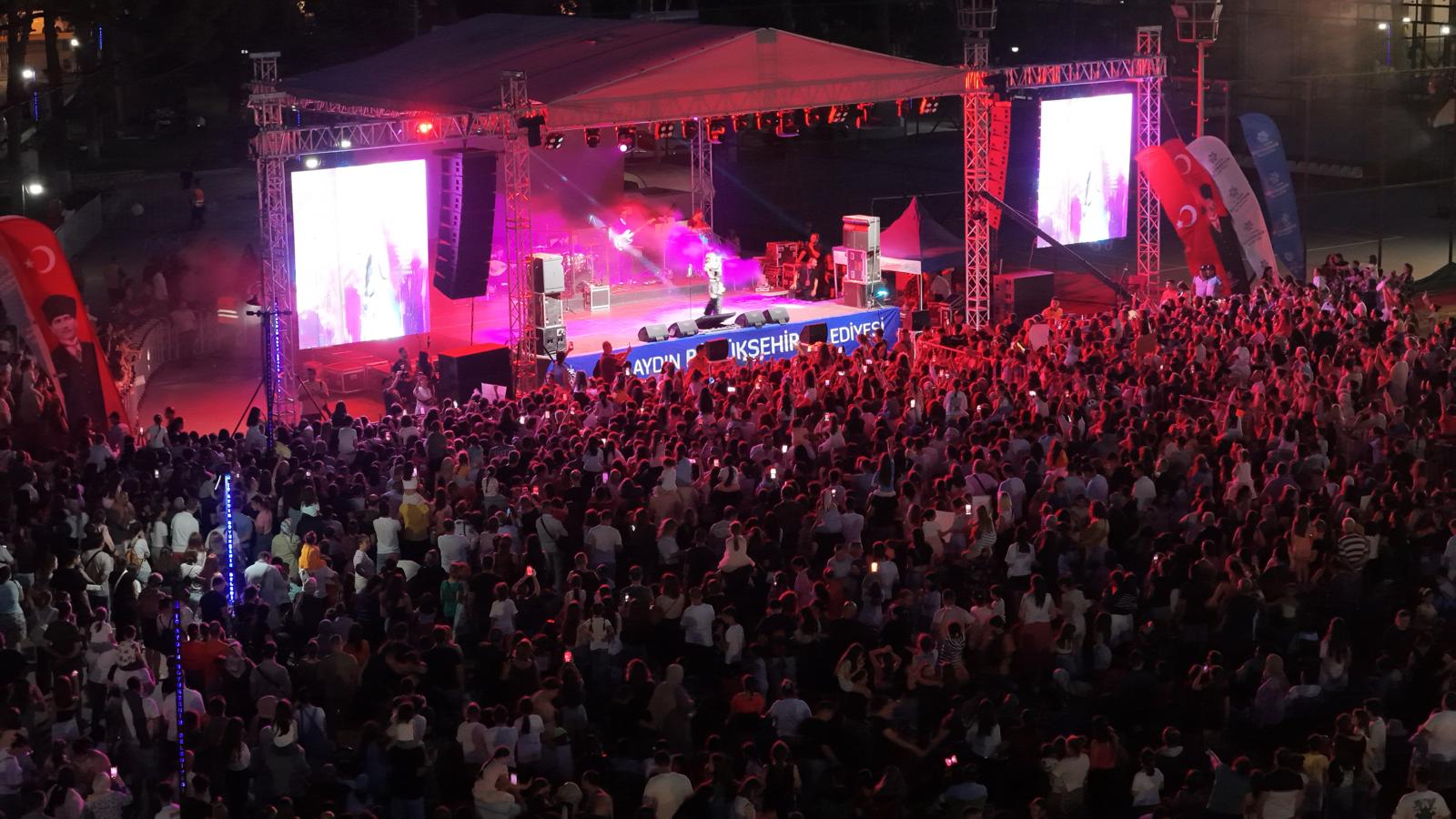 Aydın'da karne şenliği coşkusu Melis Fis konseriyle başladı. Sahnede sevilen