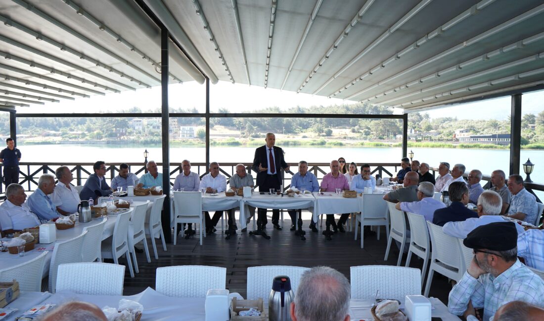 Kemalpaşa Belediye Başkanı Mehmet Türkmen, mahalle muhtarlarıyla bir araya geldi.