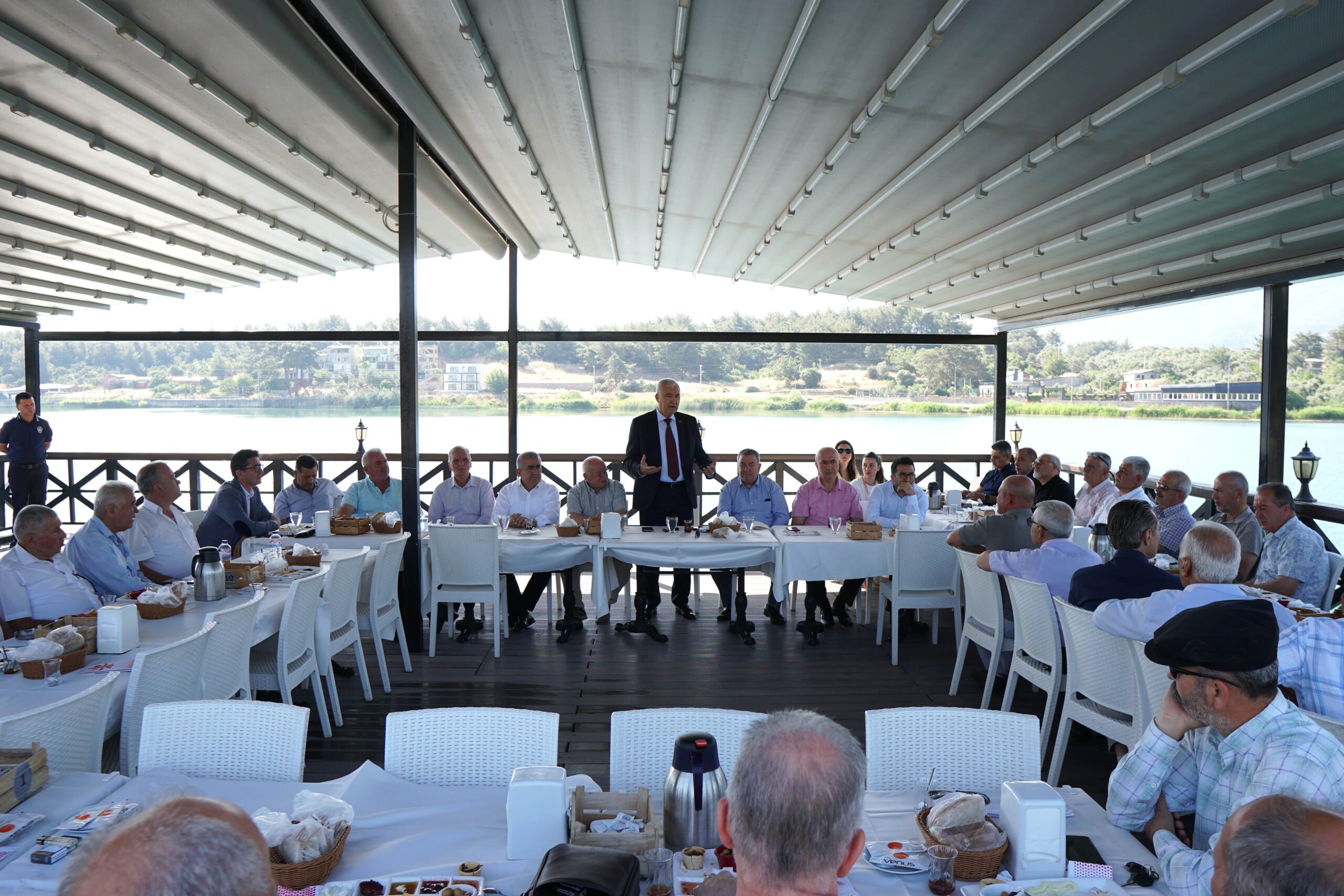 Kemalpaşa Belediye Başkanı Mehmet Türkmen, mahalle muhtarlarıyla bir araya geldi.