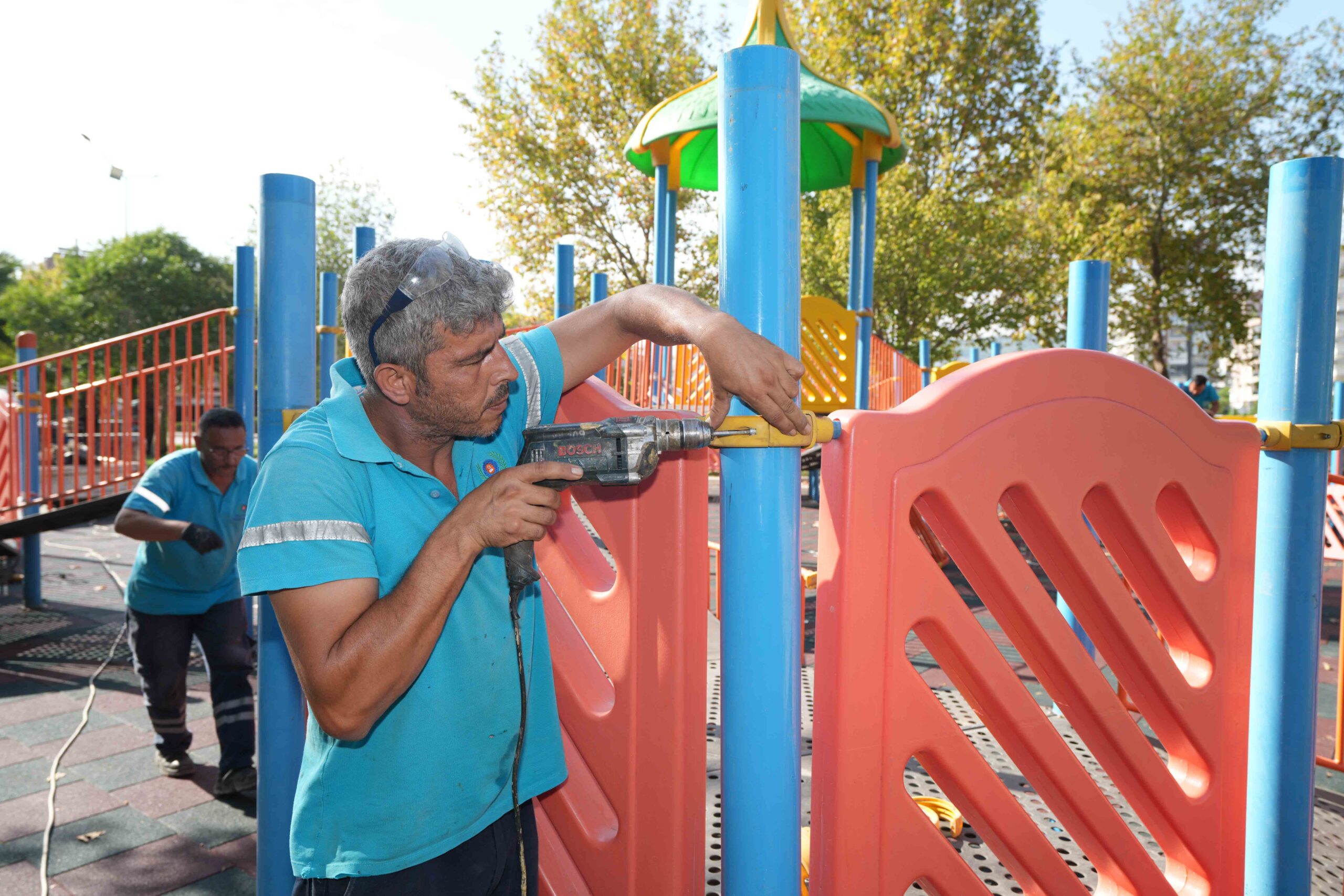 Gaziemir Belediyesi, havaların ısınmasıyla birlikte yoğun olarak kullanılan 161 park