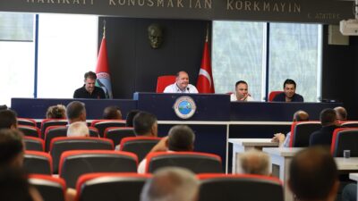 Menderes Belediye Başkanı İlkay Çiçek, istişare toplantısında muhtarlarla bir araya