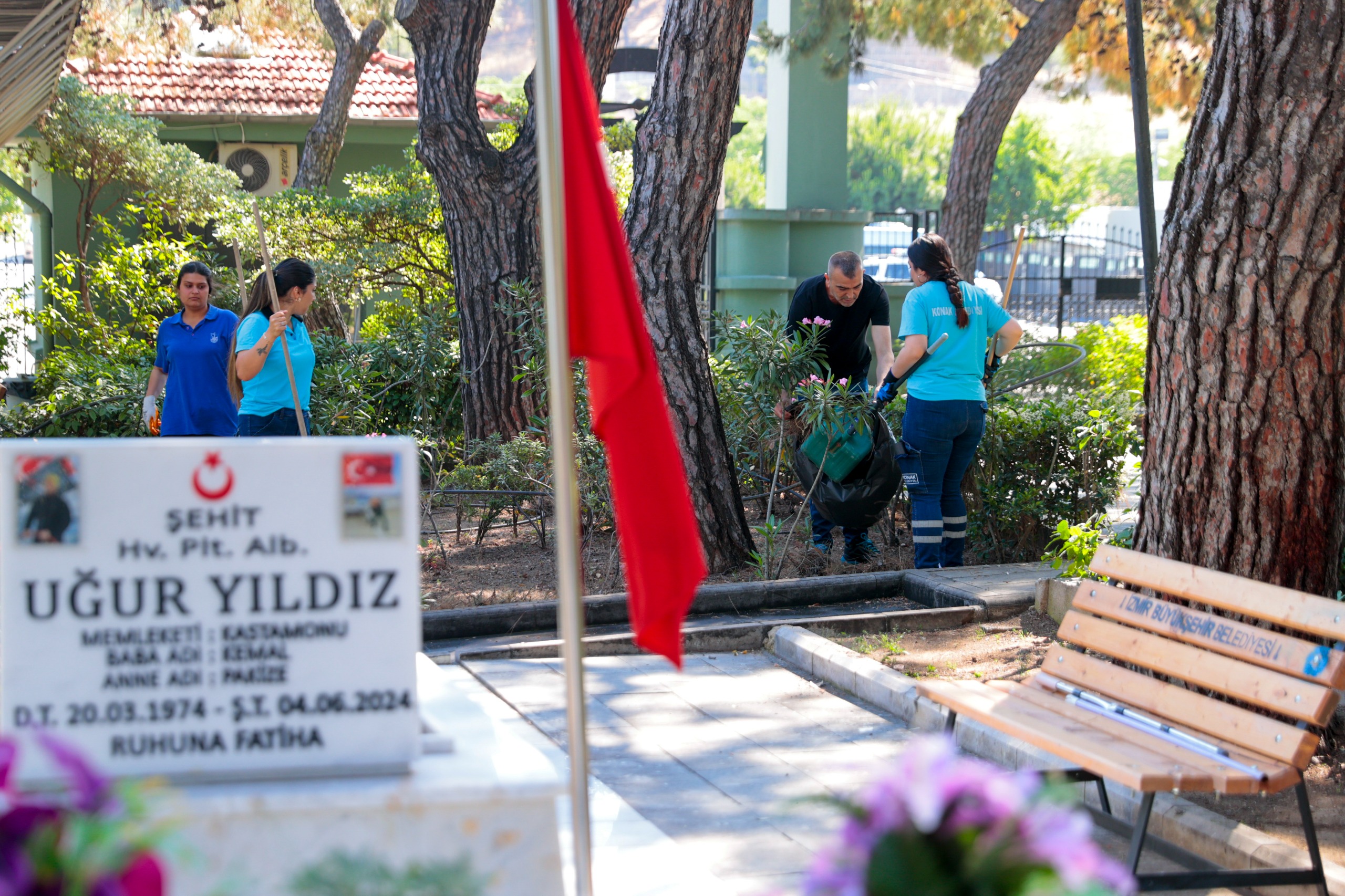 Konak Belediyesi, şehit yakınlarının bayramda daha huzurlu bir şekilde kabir