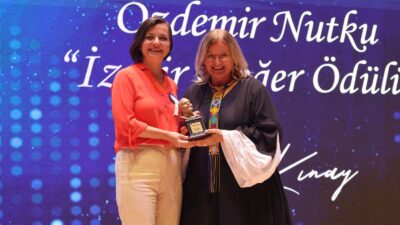 Karabağlar Belediye Başkanı Helil Kınay, Ege Tiyatrolar Birliği tarafından bu