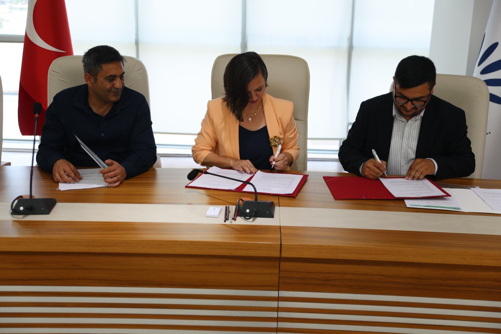 Karabağlar Belediyesi ile REDI Derneği arasında imzalanan protokolle Roman vatandaşlara