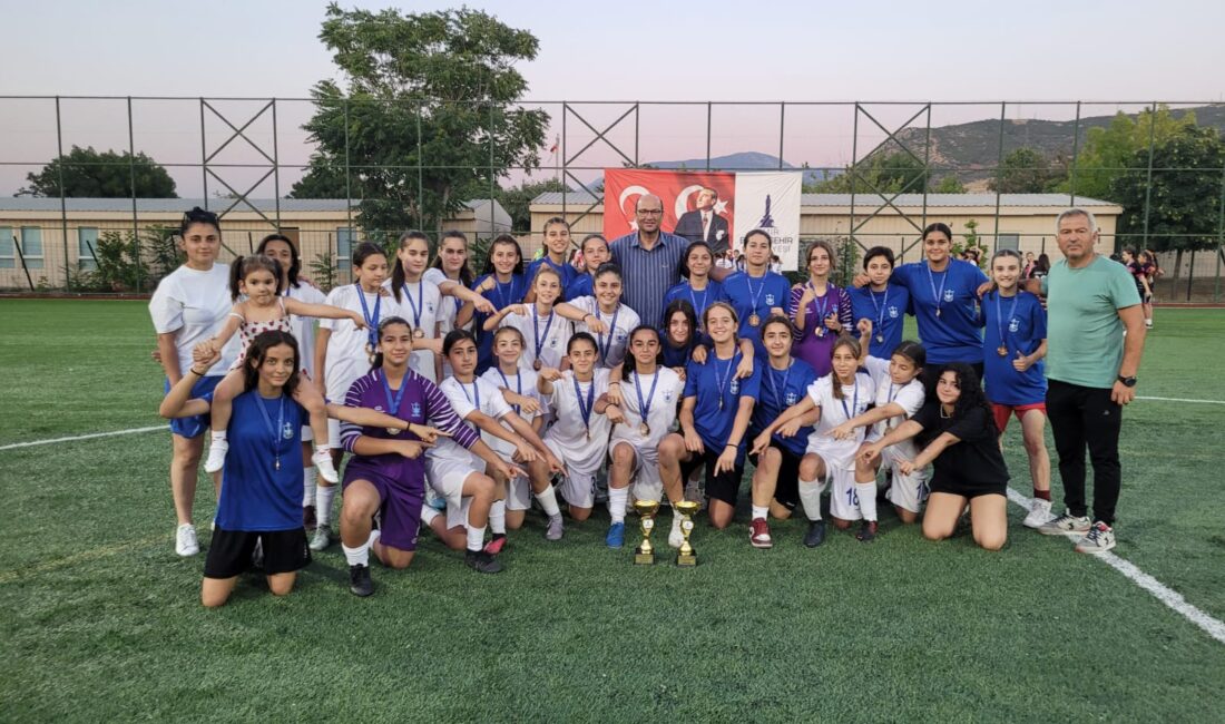 Konak’ta çifte gurur: Kızlar her iki ligde de şampiyonluk ipini göğüslemeyi başardı İBB U13 ve U15 Kız Futbol Liglerinin tek şampiyonu Konak