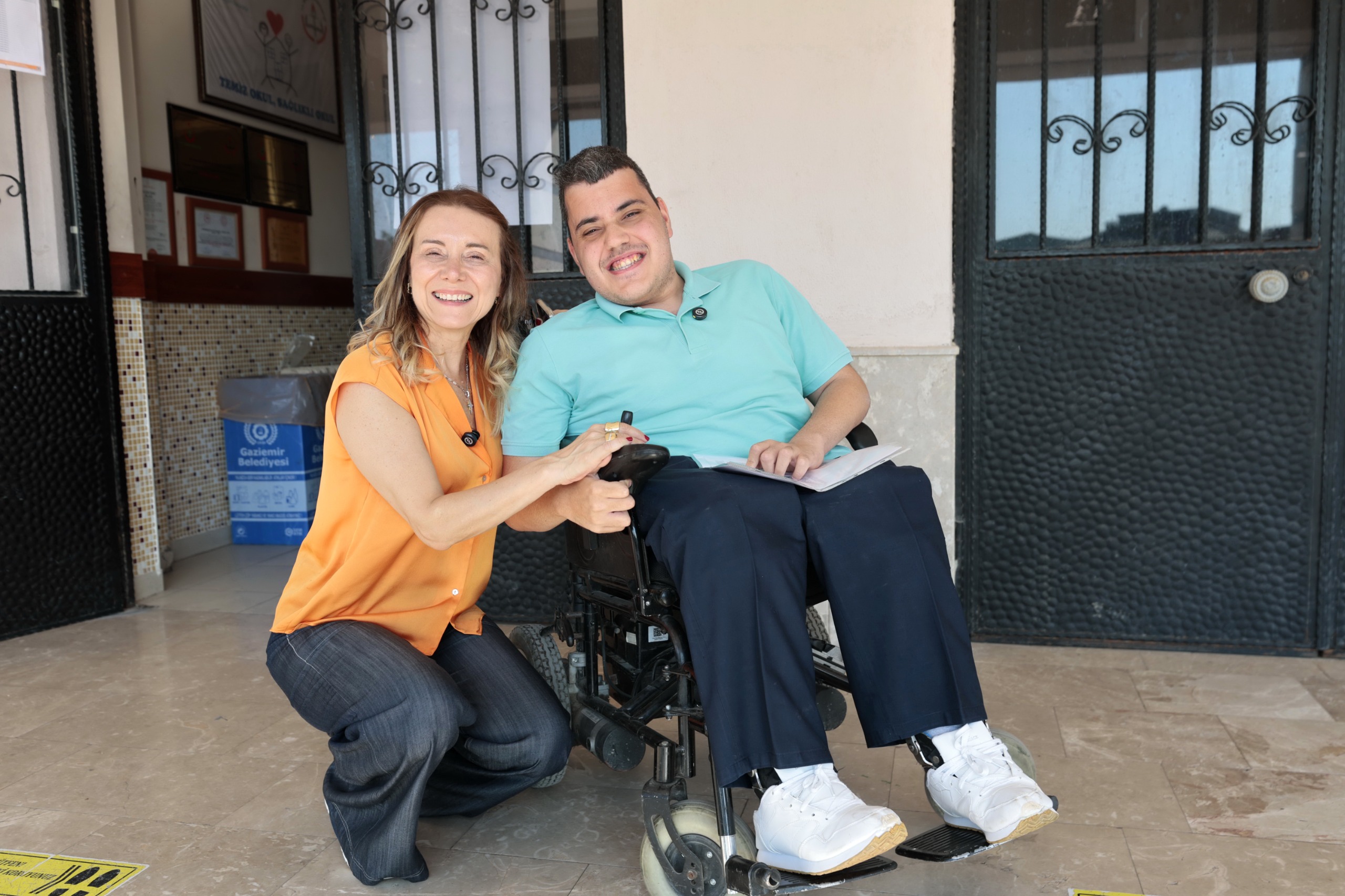 Konak Belediyesi’nin hayata dokunan hizmeti Engelsiz Servis, bu kez genç