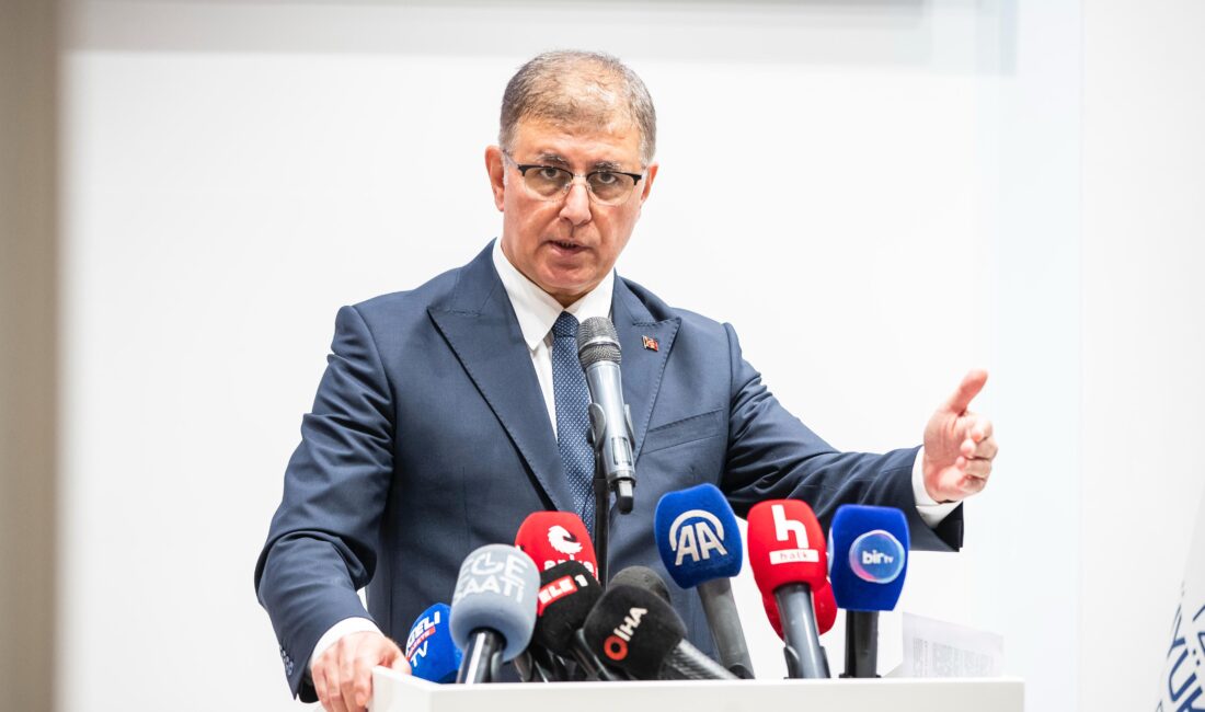 Başkan Tugay’dan açıklama: Sendika yöneticilerinin yakınları işten çıkarılacak İzmir Büyükşehir Belediye Başkanı Cemil Tugay, belediyedeki grev ve sonrasında