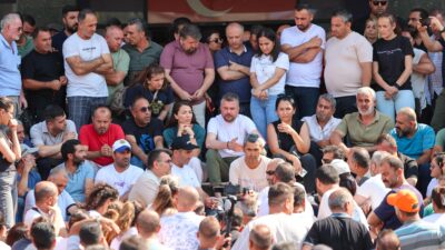 Buca’da üç gündür çöpler toplanmıyor, hizmet durmuş durumda. İşçiler, 120-150