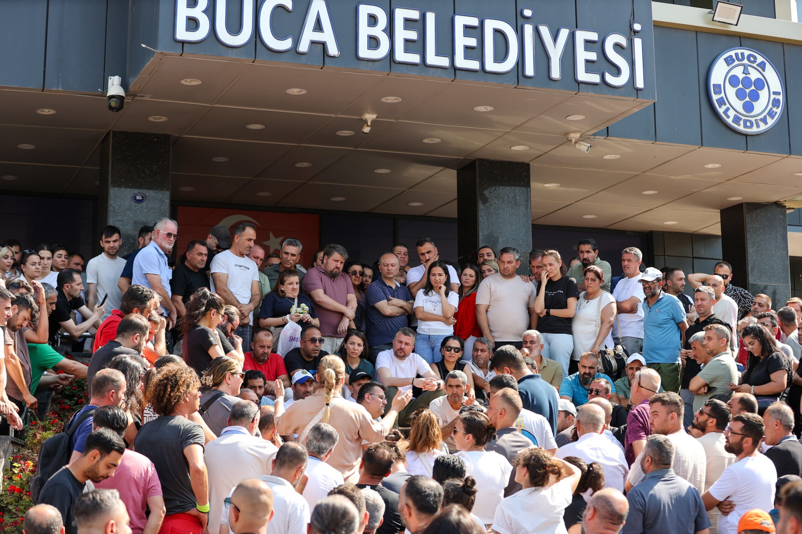 Buca Belediyesi'nde alacakları nedeniyle iş bırakan işçilerin eylemi altıncı gününde