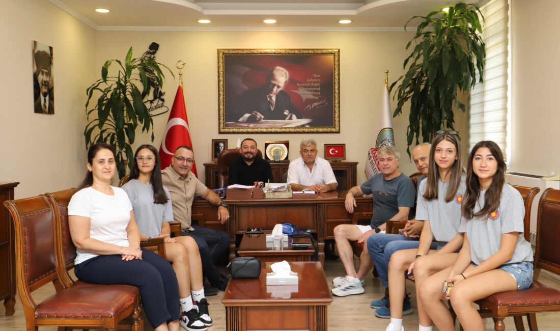 Ödemiş Belediyespor’un genç voleybolcuları, Yeşilyurtspor’a transfer olarak profesyonel arenaya adım