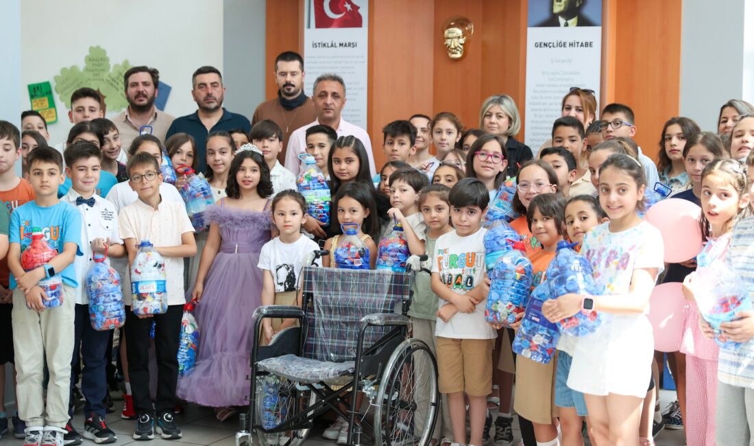 Minik yüreklerden kocaman iyilik: Buca’da kapaklar toplanıyor, engeller birlikte aşılıyor Buca Belediyesi’nin okullarda başlatmış olduğu “Kapakları topluyoruz, engelleri aşıyoruz" kampanyası
