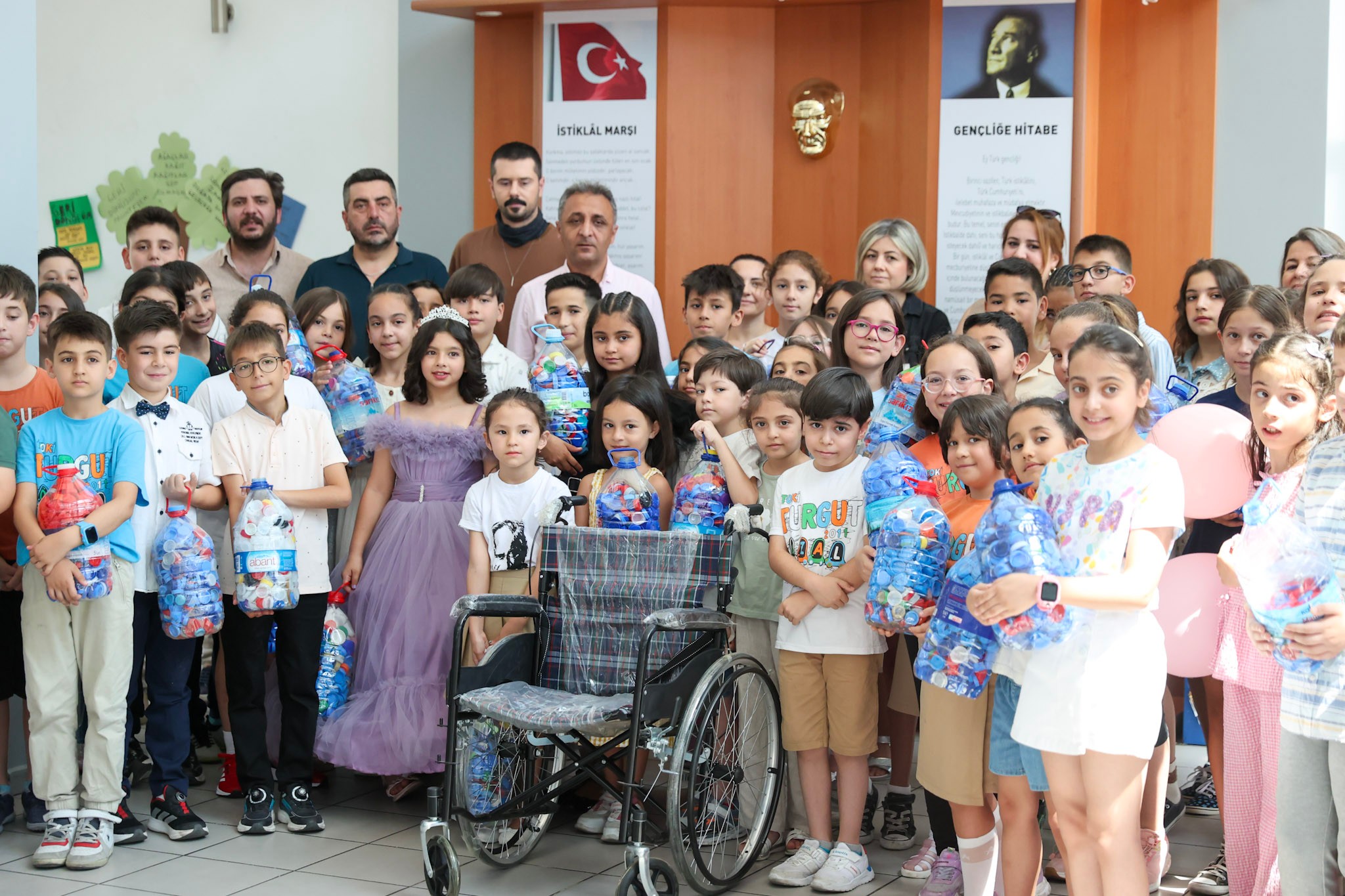 Buca Belediyesi’nin okullarda başlatmış olduğu “Kapakları topluyoruz, engelleri aşıyoruz" kampanyası