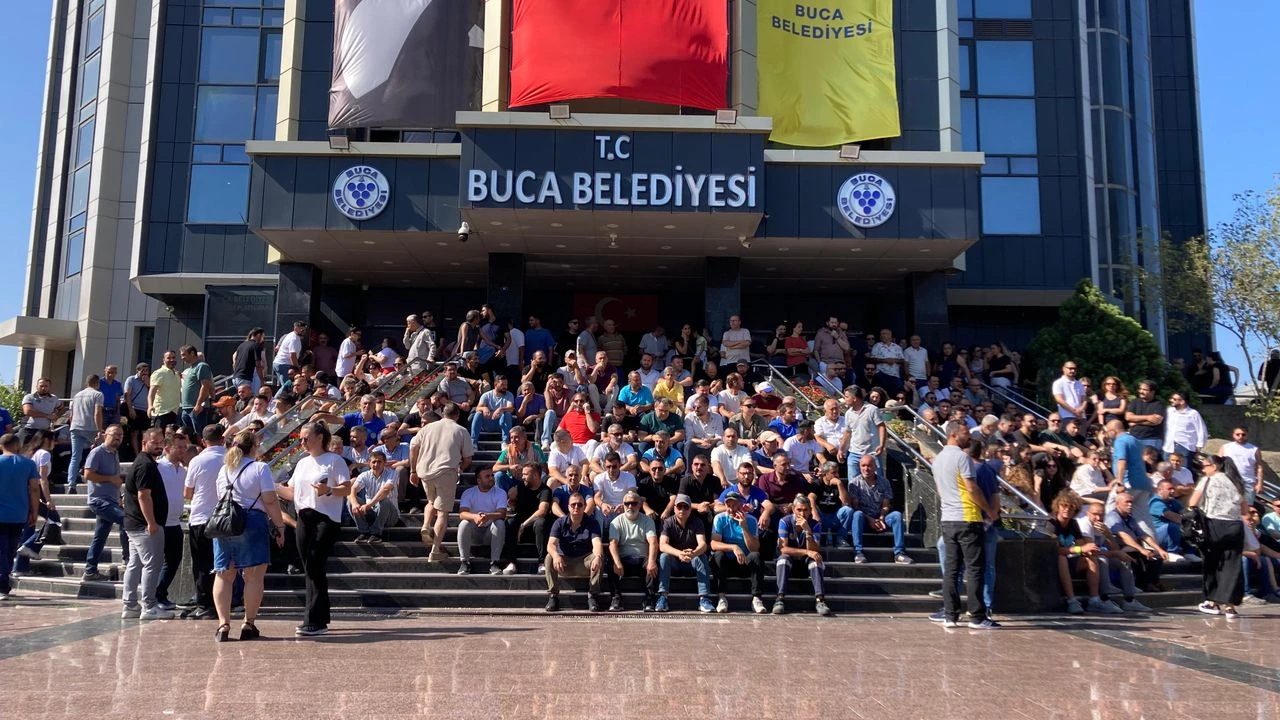 Maaş krizi kapsamında iş bırakan Buca Belediyesi işçilerine SMS ile