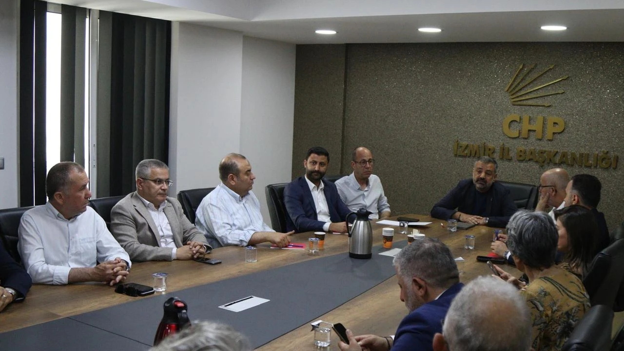 İzmir'de 23 bin belediye işçisinin sürdürdüğü grevde, CHP İzmir İl