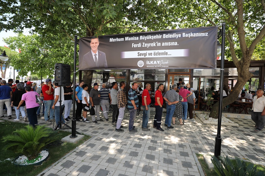 Merhum başkan Ferdi Zeyrek Menderes’te anıldı Menderes Belediyesi, Ferdi Zeyrek anısına ücretsiz yemek ve lokma dağıtımı
