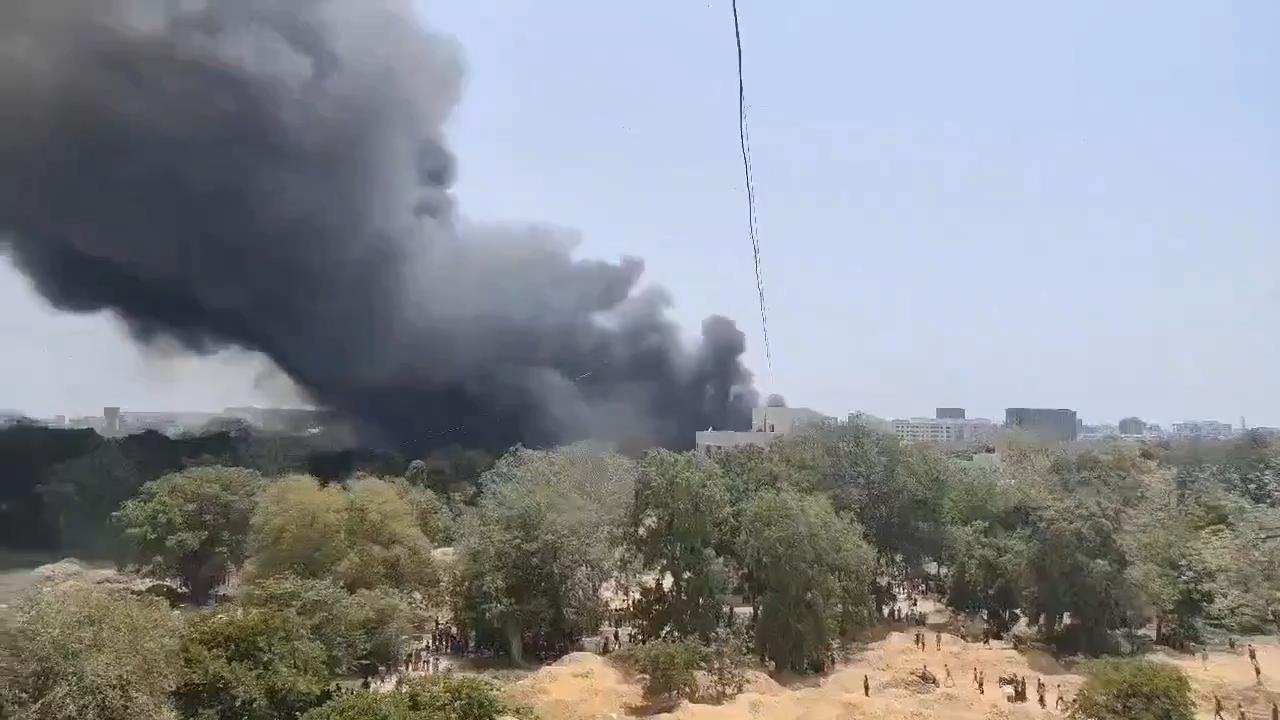 Hindistan'da yüzlerce kişiyi taşıyan bir yolcu uçağı kalkıştan kısa bir