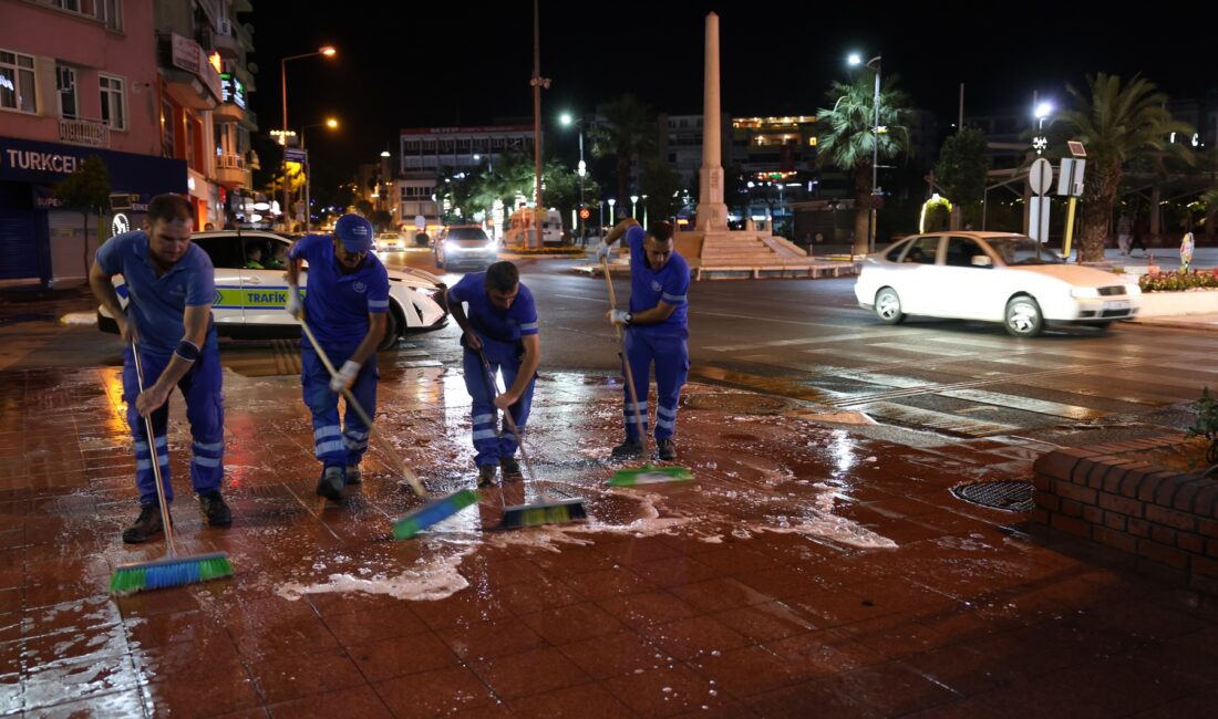 Aydın’da 24 saat mesai: Pırıl pırıl bir şehir için gece gündüz çalışıyoruz Aydın Büyükşehir ekipleri, 24 saat esaslı temizlikle cadde, bulvar ve