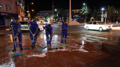 Aydın Büyükşehir ekipleri, 24 saat esaslı temizlikle cadde, bulvar ve