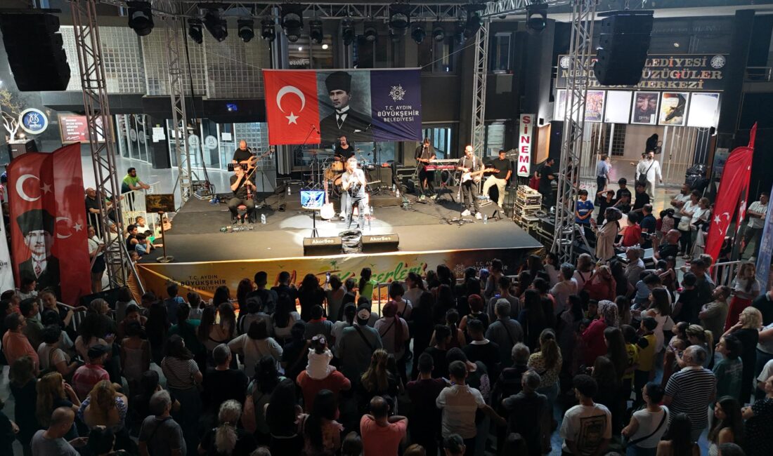 Aydın’da yaz konserleri: Bu kez sahne Nazilli’de kuruldu Aydın BŞB Konservatuvarı'nın sahne aldığı Nazilli yaz konseri, 90’lardan günümüze