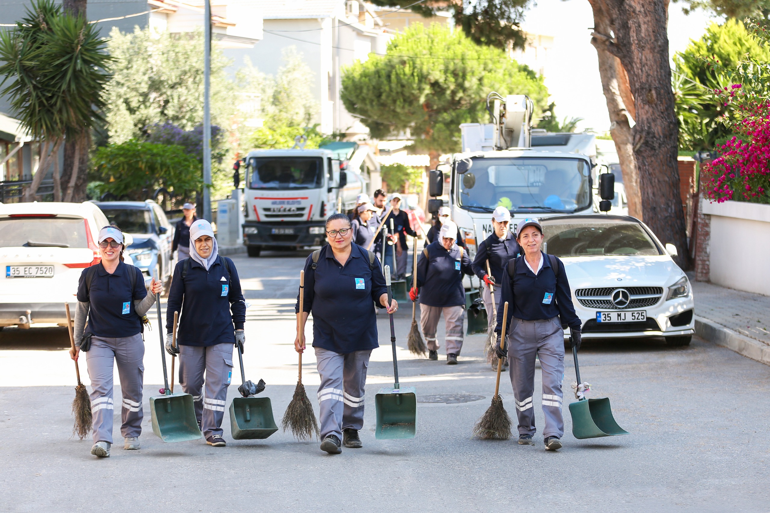 Narlıdere Belediyesi ekipleri, yaz aylarının gelmesiyle birlikte mahalle mahalle kapsamlı
