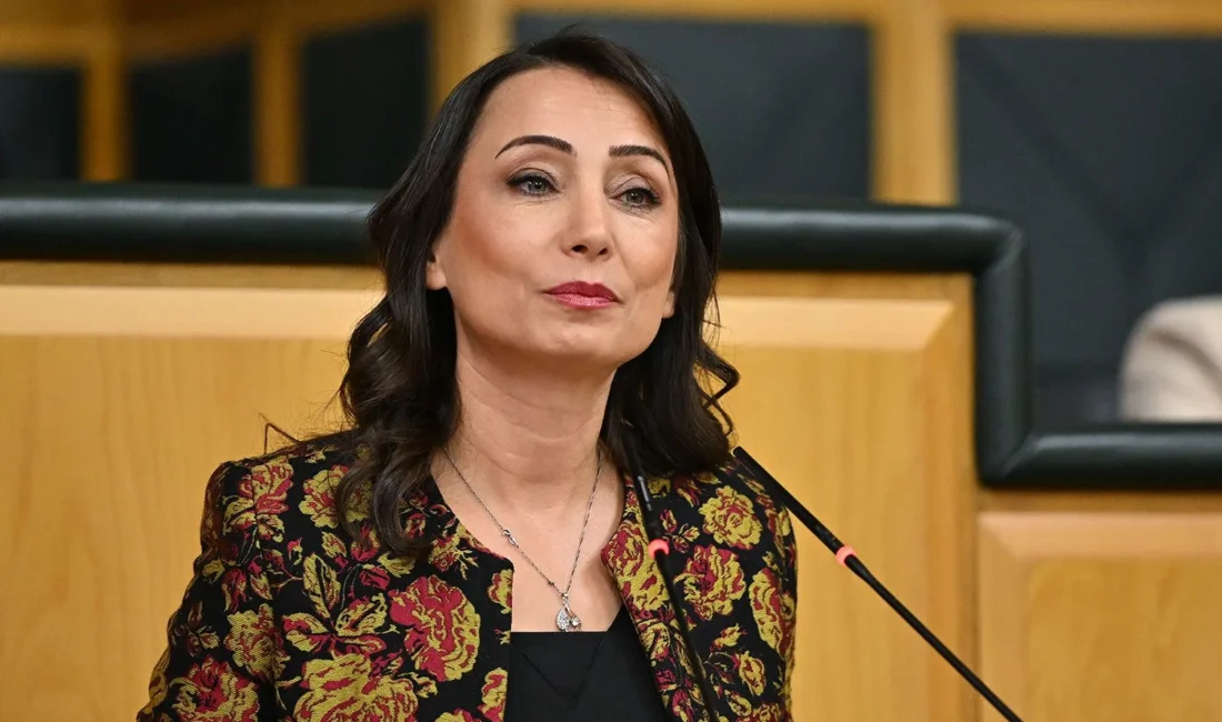 DEM Parti Eş Genel Başkanı Tülay Hatimoğulları, İzmir’de greve çıkan