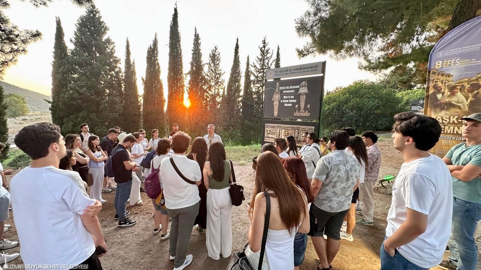 İzmir Büyükşehir Belediyesi’nin “Gençler İzmir’i Geziyor” projesi kapsamında düzenlendiği ücretsiz