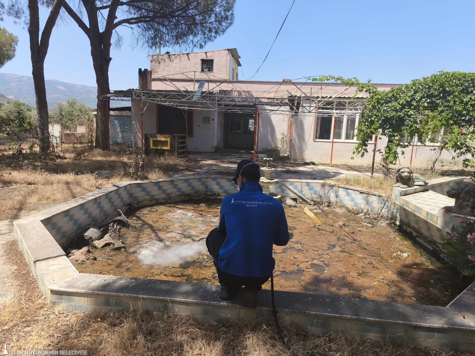 İzmir Büyükşehir Belediyesi, 30 ilçede 27 ekiple sivrisinek ve haşereye