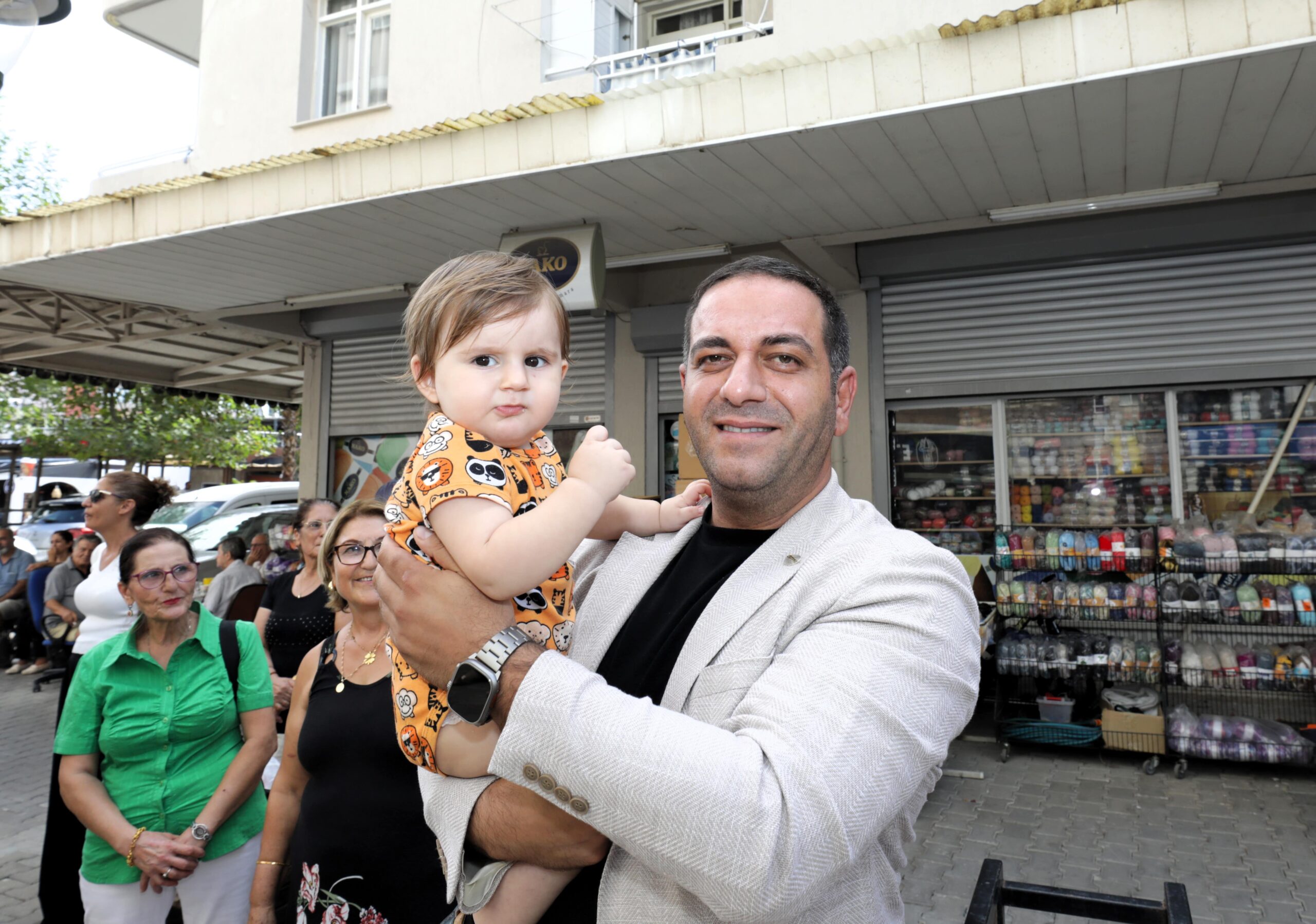 Narlıdere Belediyesi, çocuk sevinci yaşayan ailelerin mutluluğuna ortak olmak ve