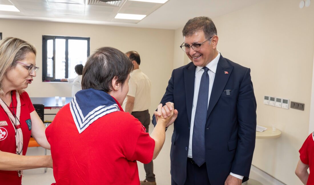 Başkan Tugay’dan Engelli Çalışmaları Merkezi’ne ziyaret: Boncuktan bileklik yaptı İzmir Büyükşehir Belediye Başkanı Dr. Cemil Tugay, Karabağlar Yurtoğlu Mahallesi’nde