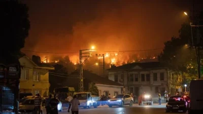  Sakarya’nın Geyve ilçesinde çıkan orman yangını, havadan ve karadan