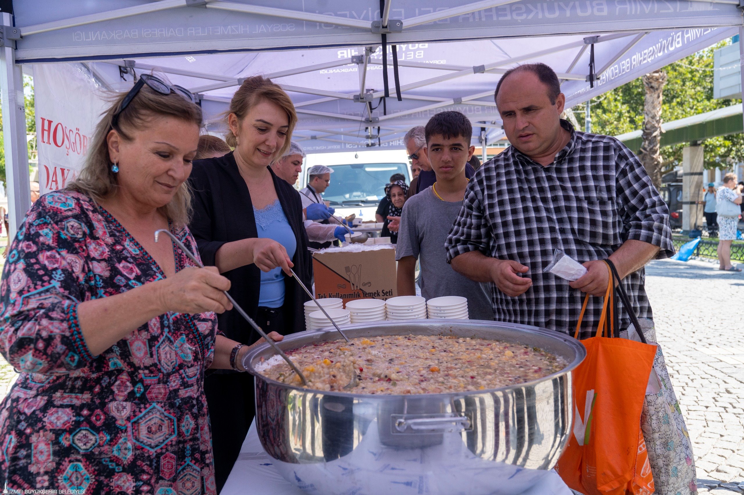 İzmir Büyükşehir Belediyesi tarafından Muharrem ayı nedeniyle kentin üç noktasında