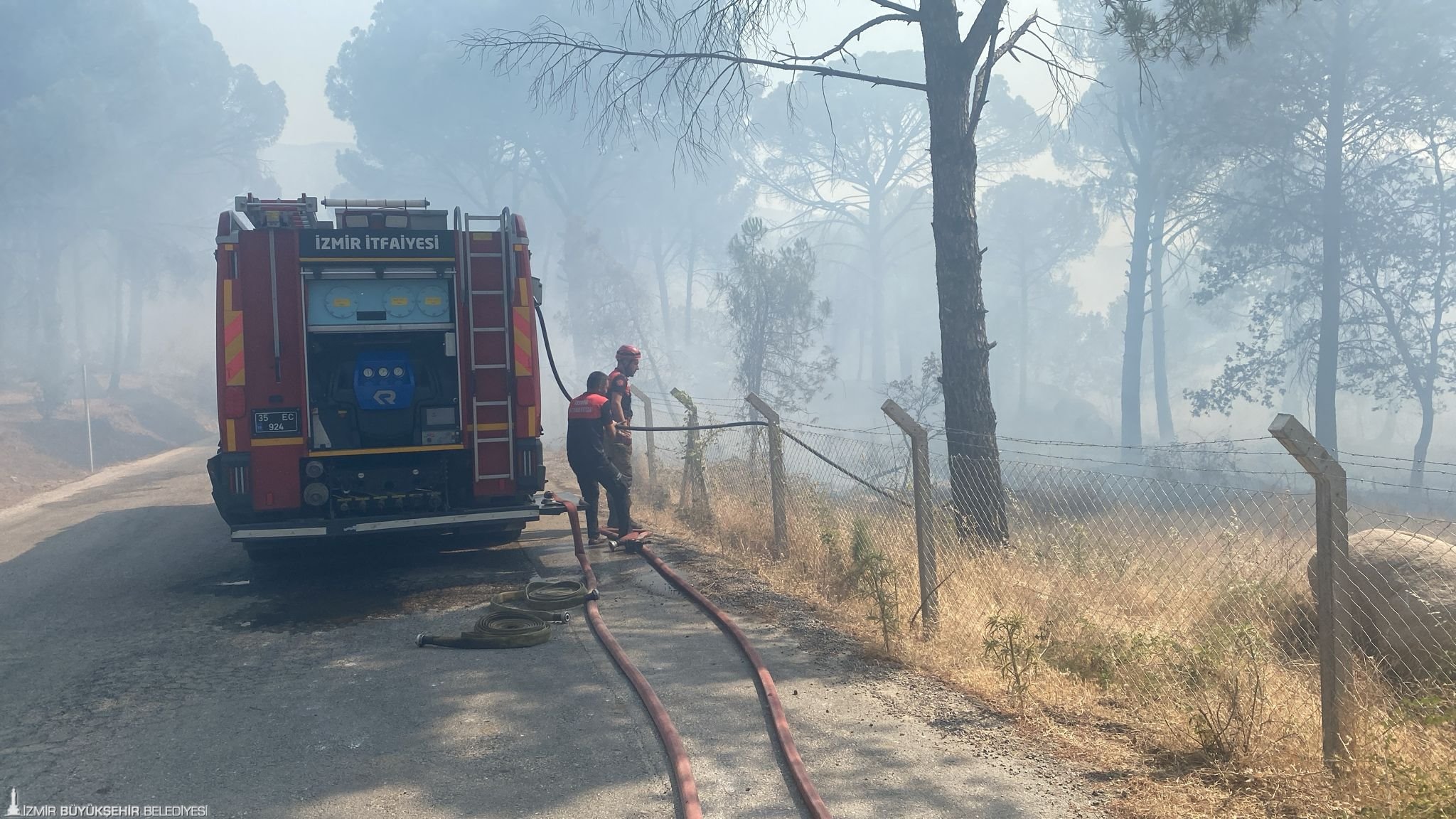 İzmir’in Bergama ilçesinde sabah saatlerinde başlayan yangın şiddetli rüzgarın etkisiyle