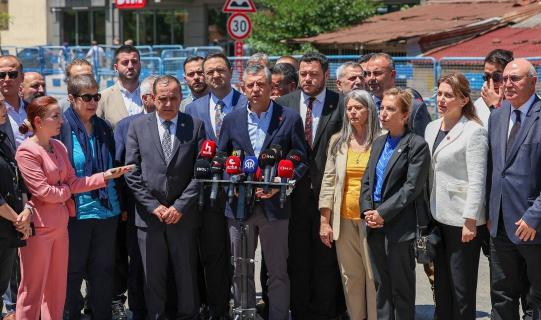 CHP lideri Özel’den 12 askerimizin şehit olmasına tepki: Aklım da almıyor, içime de sinmiyor Grand Kartal Otel yangınına ilişkin duruşmayı takip eden CHP Genel