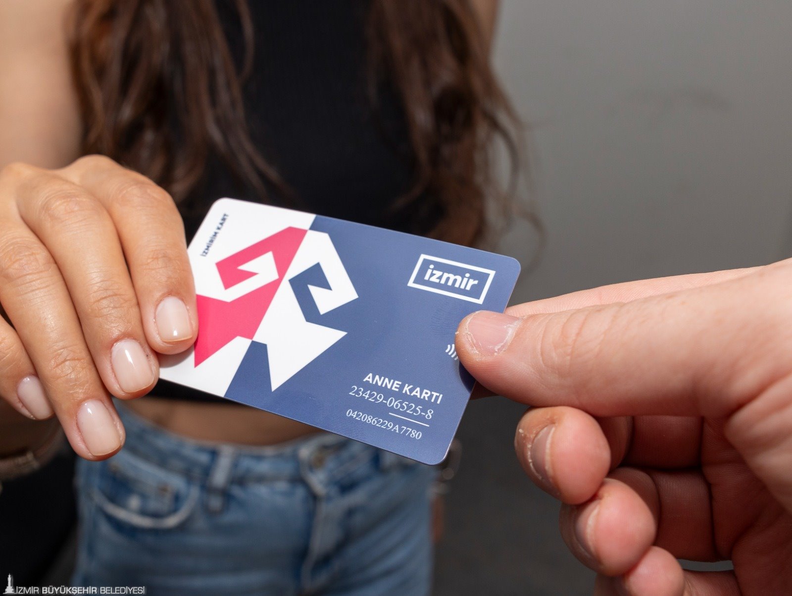 İzmir Büyükşehir Belediyesi’nin, annelere çocukları ile toplu ulaşımdan ücretsiz yararlanma