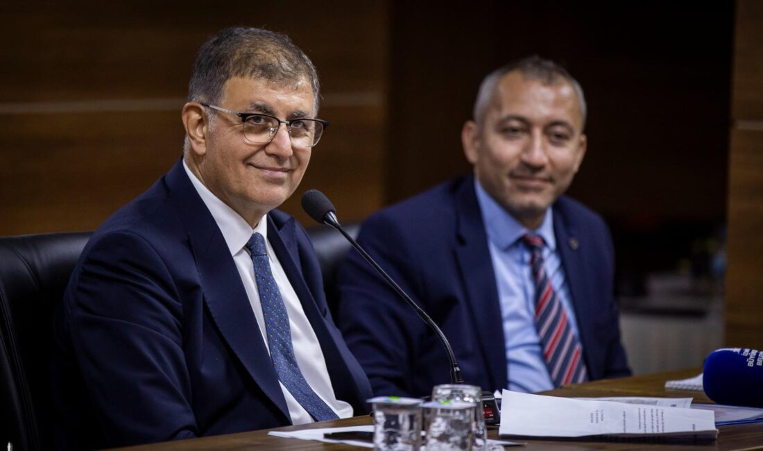 Menemenli muhtarlarla bir araya gelen İzmir Büyükşehir Belediye Başkanı Dr.