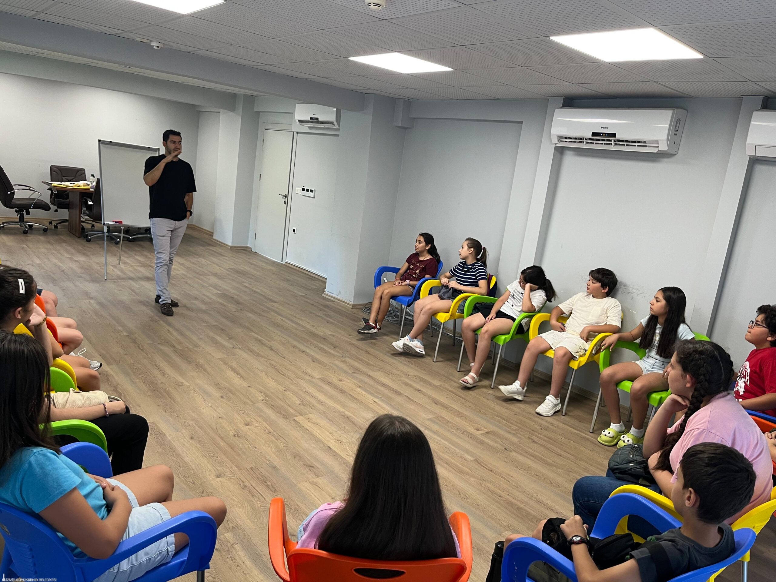 İzmir Büyükşehir Belediyesi’ne bağlı İzmir Çocuk Meclisi çocukların yıl boyunca