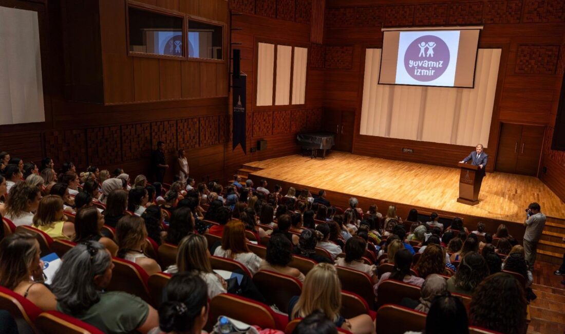 Yuvamız İzmir Çocuk Etkinlik Merkezleri Hizmet İçi Eğitim Semineri’nde konuşan