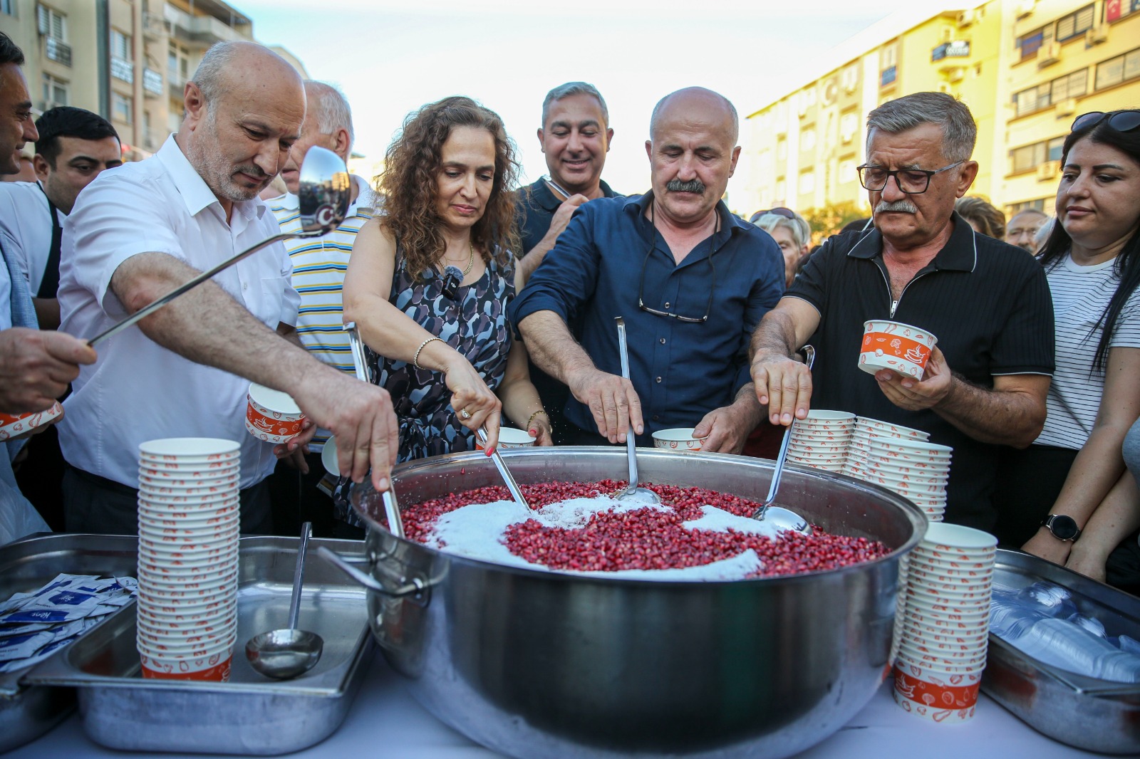 Karşıyaka Belediyesi’nin geleneksel hale getirdiği Aşure Günü etkinliği, bu yıl