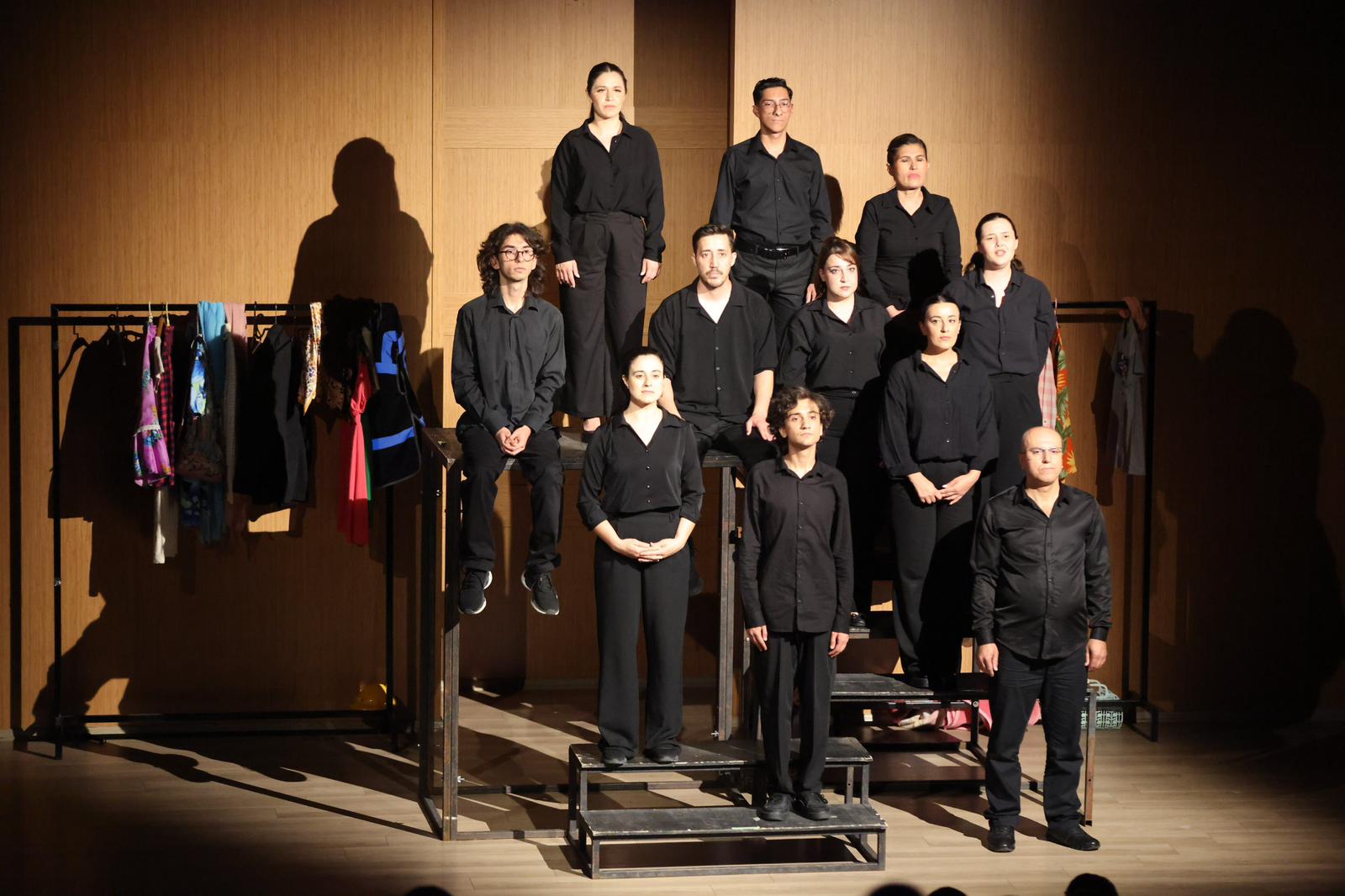 Karabağlar Kent Tiyatrosu kursiyerleri, Aziz Nesin’in öyküsünden uyarlanan “Bize Bi’şey