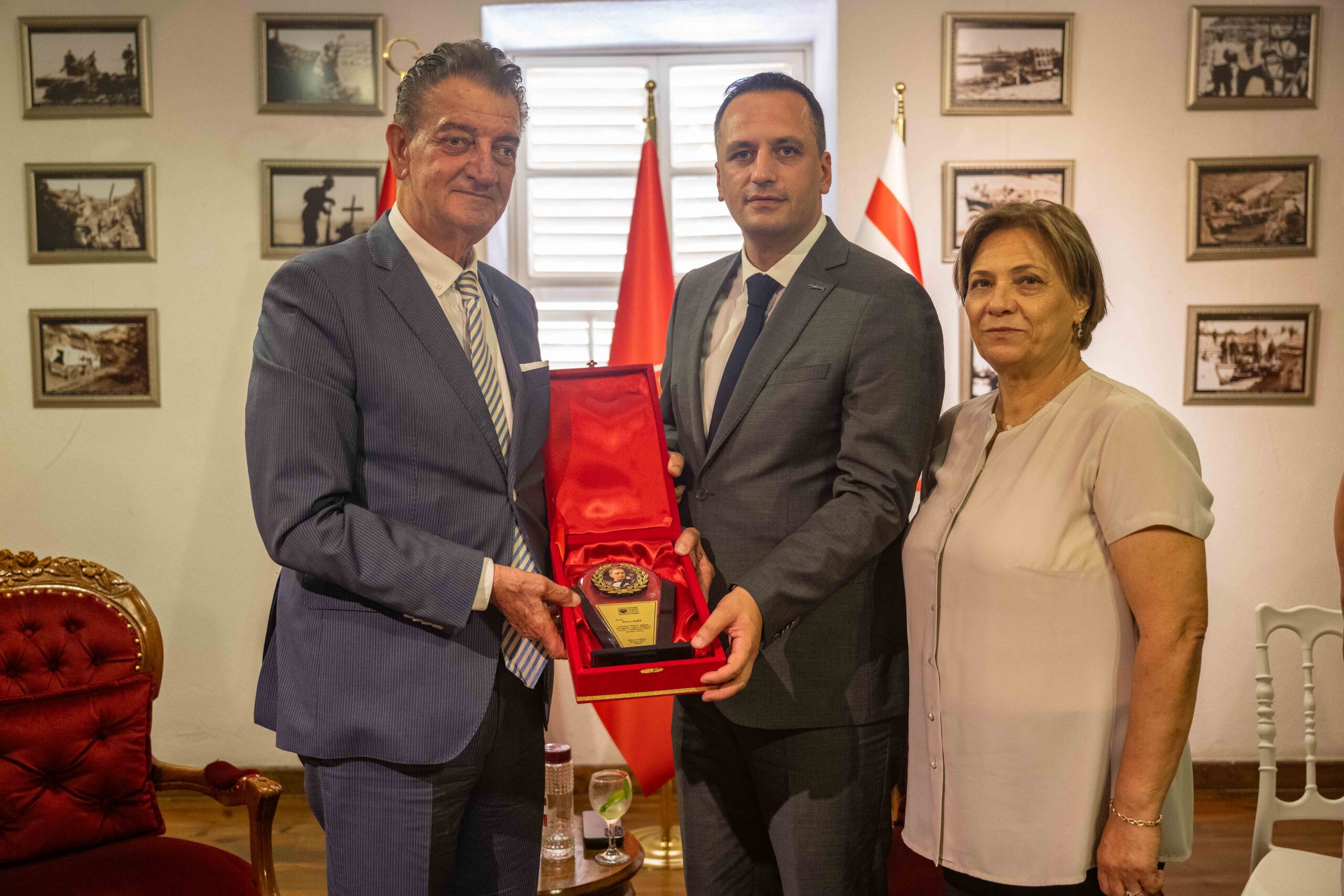 
Atatürkçü Düşünce Derneği Genel Başkanı Hüsnü Bozkurt, İzmir temsilcileriyle