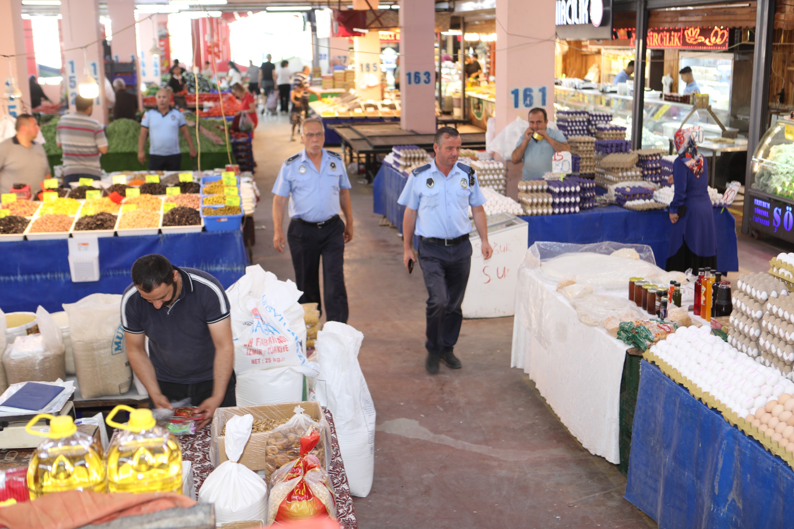 Bayraklı Belediyesi Zabıta Müdürlüğü ekipleri, vatandaşların güvenli ve uygun fiyatlı