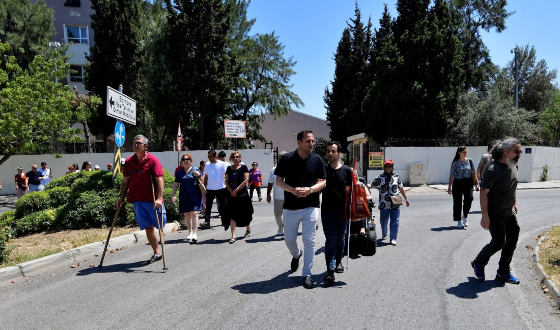 Bornova Belediye Başkanı Ömer Eşki, engelli bireylerle birlikte gerçekleştirdiği farkındalık