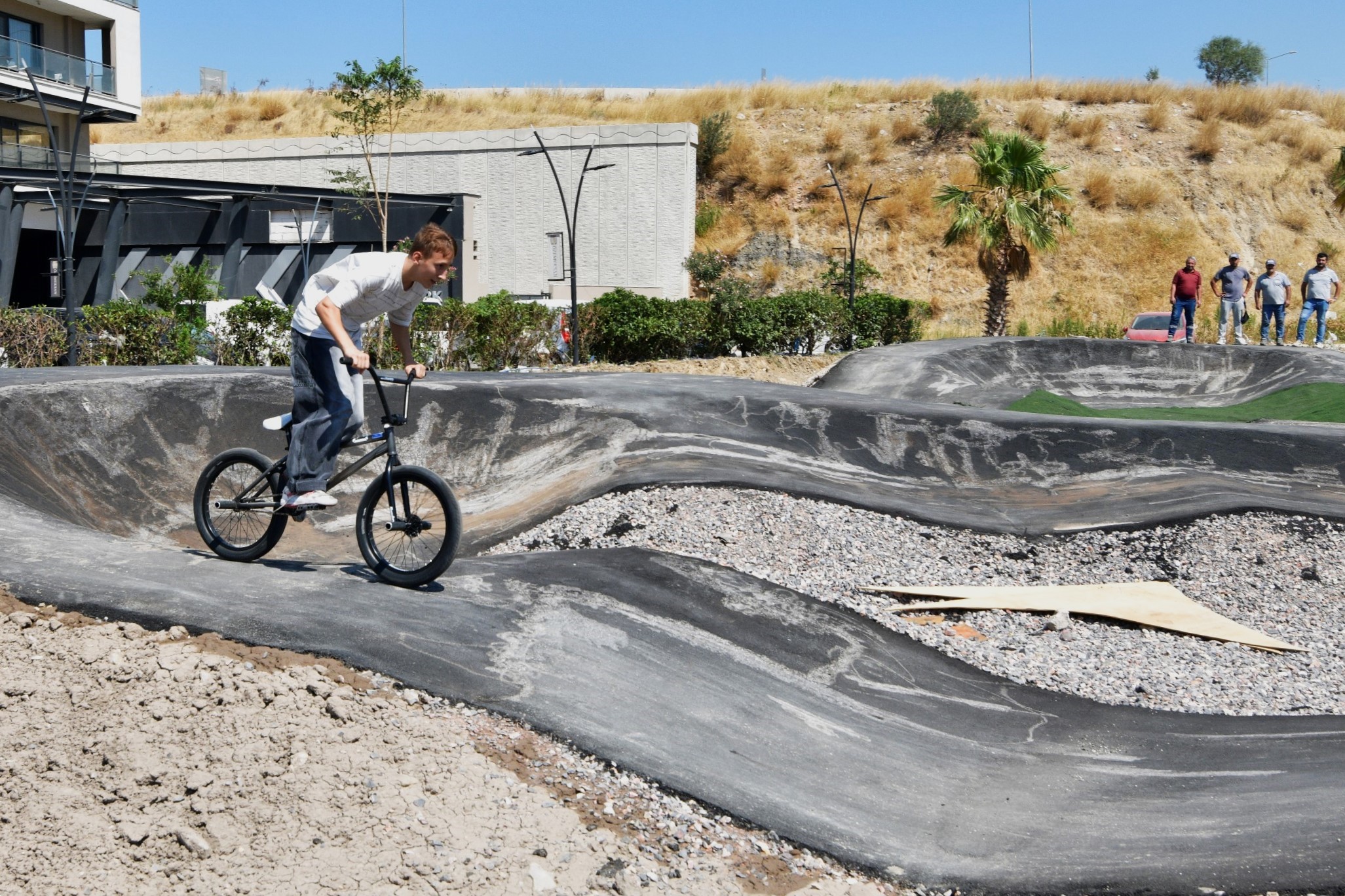 Bornova Belediyesi’nin Yeşilova Mahallesi’nde yapımını sürdürdüğü 11 dönümlük Bisiklet Performans